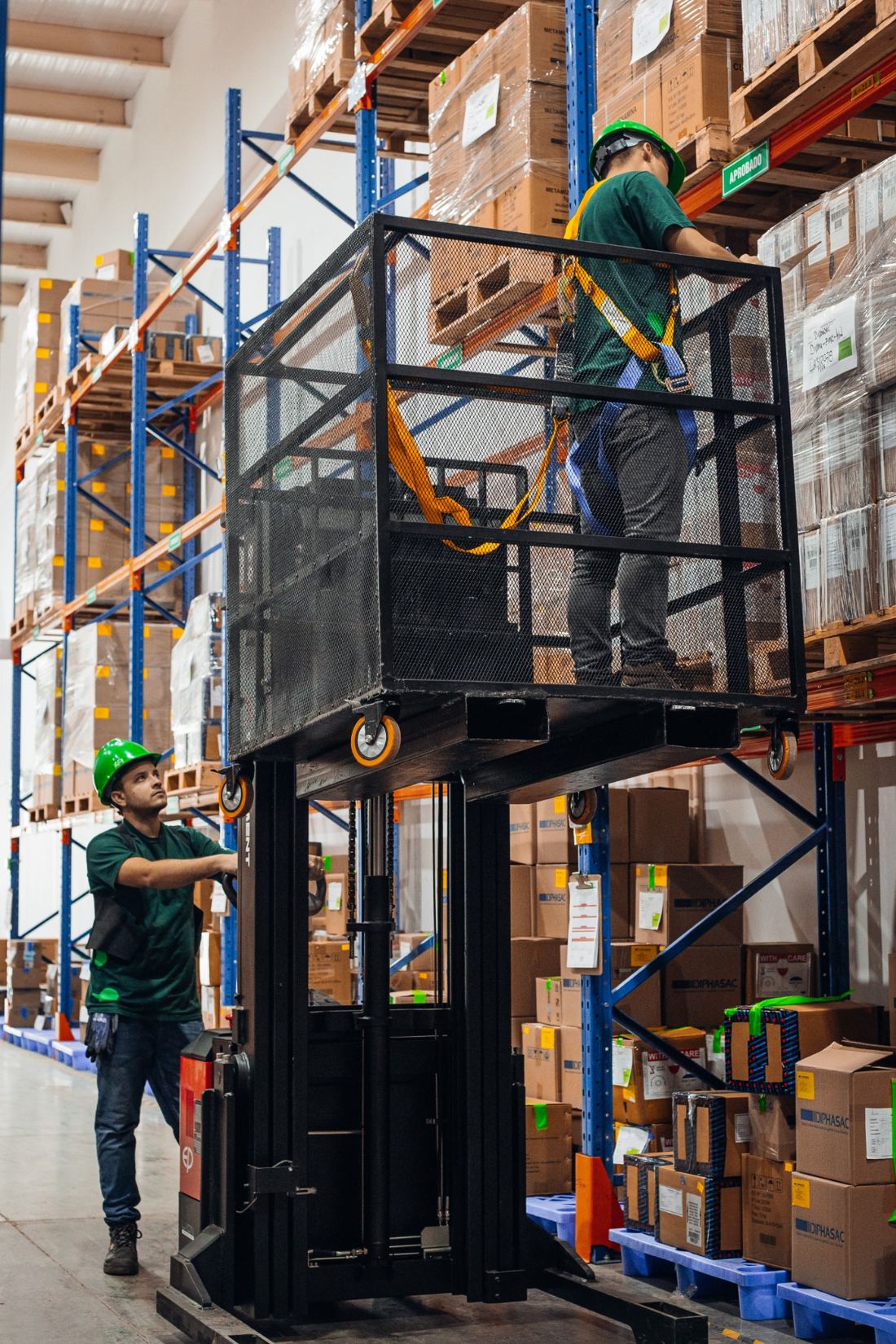 Utilizando nuestro apilador en nuestro centro de distribución de Lurín