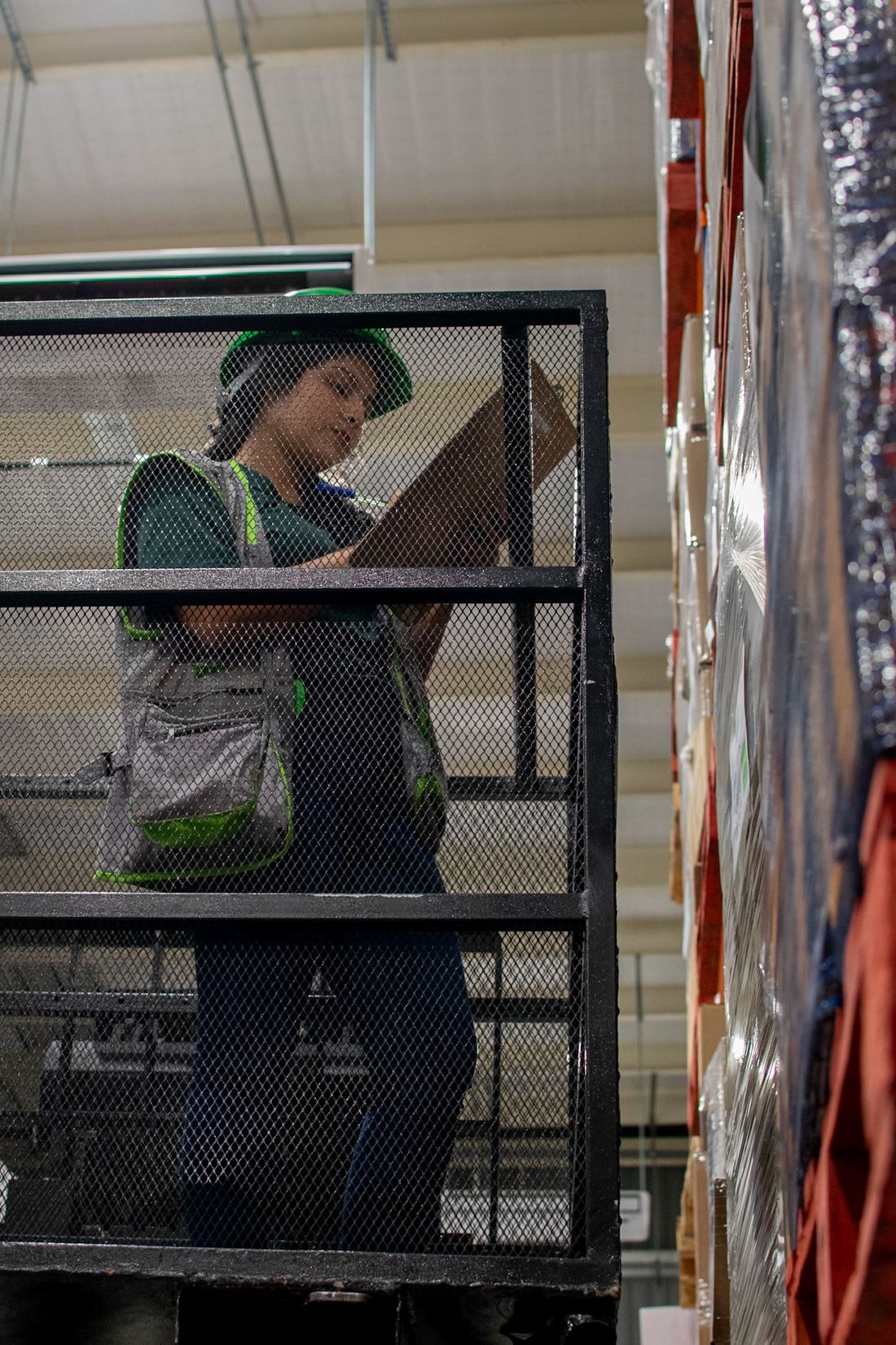 Colaboradora de LOGISALUD en el almacén