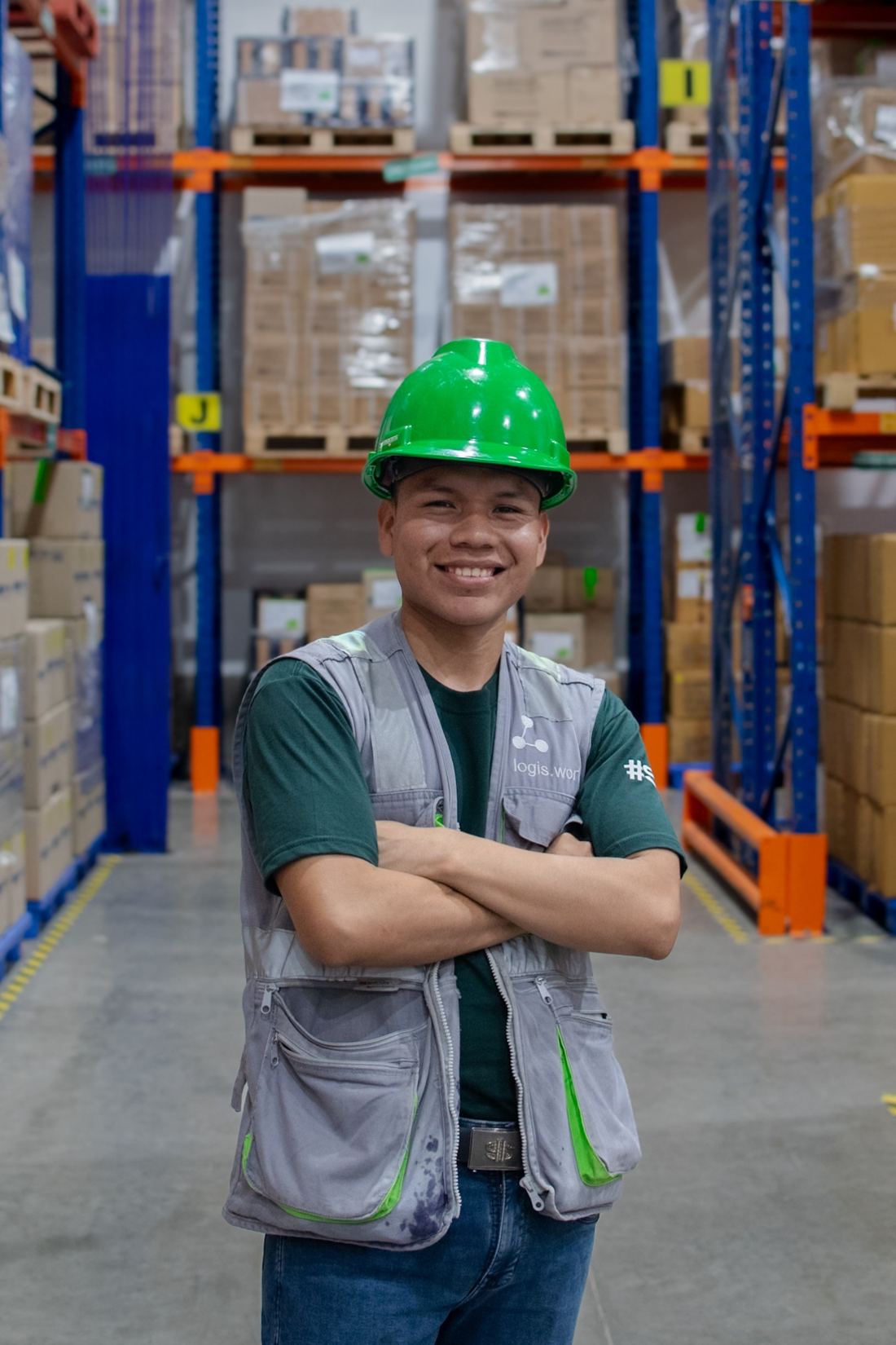 Colaborador de LOGISALUD sonriendo en el almacén